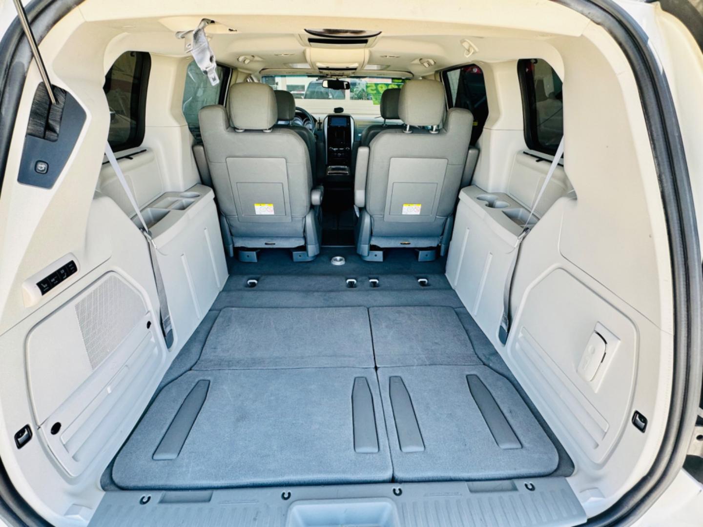 2008 White /black Dodge Caravan (2D8HN54XX8R) , located at 2190 Hwy 95, Bullhead City, AZ, 86442, (928) 704-0060, 0.000000, 0.000000 - 2008 Dodge caravan SXt. leather loaded, backup camera, bluetooth, satellite radio, rear tv,dvd player. moonroof. stow and go seating. seating for 7. rear folds down for bed. has table . free Carfax , free warranty. - Photo#2